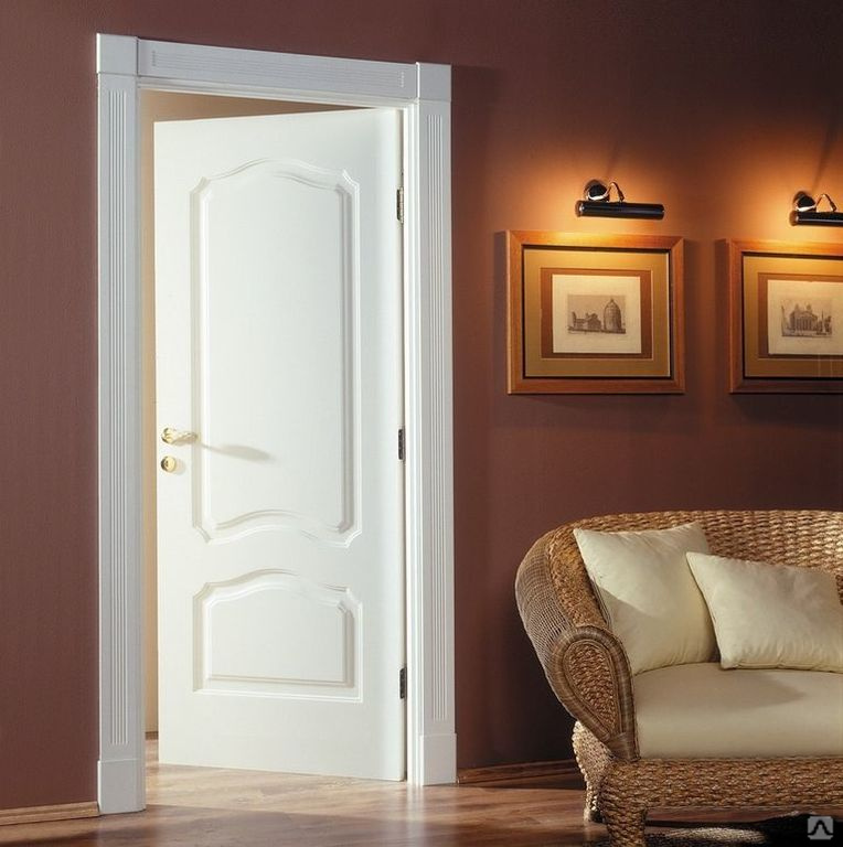 Белая дверь купить спб. Двери в интерьере. Двери в современном интерьере. Деревянные двери в интерьере квартиры. Двери межкомнатные белые.